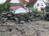 Wacholderweg 15: Bagger reißen die Teerdecke auf.