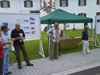 Der Stand von Altlastenverein und Stadtverwaltung vor dem Schloss.