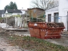 Holzteile landen im Container.