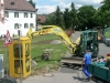 Bauarbeiter richten vor dem Schloss eine Beistellungsfläche her.