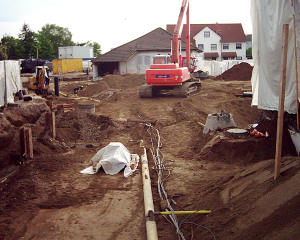 Leitungen werden gesichert oder neu verlegt. Bagger heben die Erde aus.