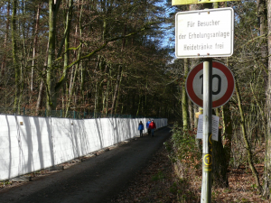 Der verlängerte Ulmenweg am westlichen Rand des Sodabuckels ist auch für Fußgänger gesperrt.