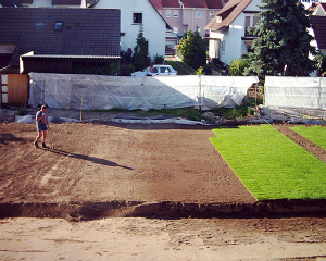 Es folgen Mutterboden und Rollrasen.