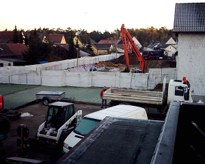 Zwei Einzelbaustellen auf einem Bild: vorne Wiederherstellung, hinten Bodenaustausch.