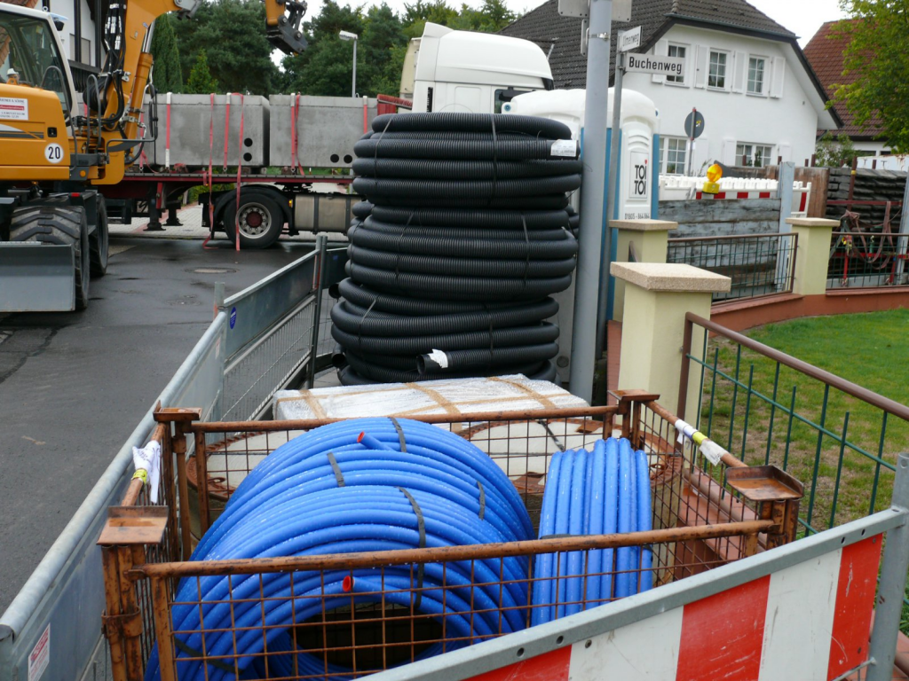 Rohre, Rohre, Rohre - für das Versuchsfeld im Ulmenweg verlegt. 