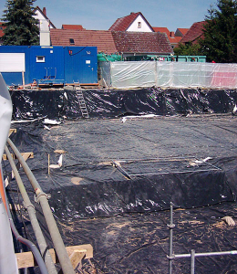 Nach Arbeitsschluss wird die Baugrube abgedeckt - damit der Wind keine Gifte verweht.