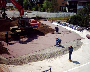 Auf die Dichtungsbahnen kommt ein Schutzvlies, Kies und ein Geotextil.