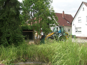 Ob Bäume, Wege oder Gartenteich - alles muss weichen.