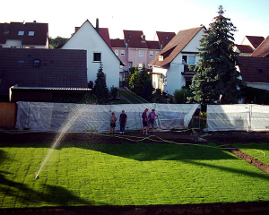 Auch Gartenwege und Gebäude werden neu errichtet.