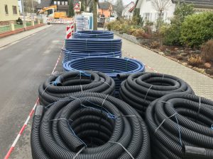 Arbeiter vergruben lange Rohre, um das Testfeld im Ulmenweg an die Grundwasseraufbereitungsanalge an der Landesstraße anzuschließen.